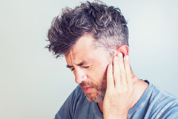 Чтобы не ощущать боль в ушах, вам стоит подобрать хорошие капли против отита